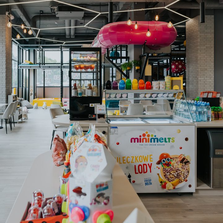 Bar z lodami Mini Melts i różowa rura-zjeżdżalnia w kawiarni w Wawrze