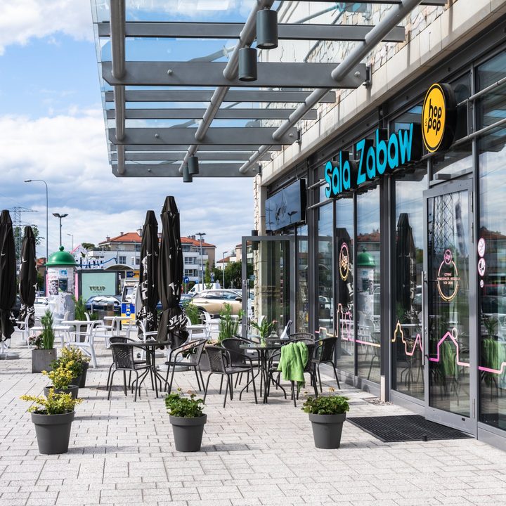 Wejście do sali Hop&Pop w Wilanowie z ogródkiem kawiarni